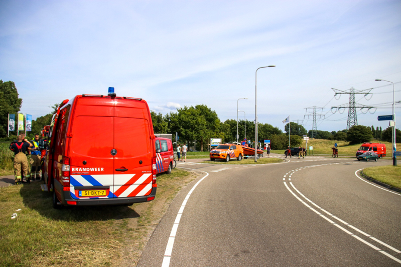 Massale inzet voor melding gezonken woonboot Oostvoorne - District8.net - district8.net