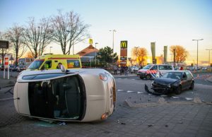 Auto gekanteld na aanrijding Thurledeweg Rotterdam