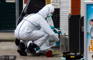 Handgranaten tegen winkel geplakt Schiedamseweg Rotterdam