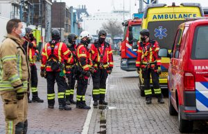 Man gewond na val in schip Koningin Wilhelminahaven NZ Vlaardingen
