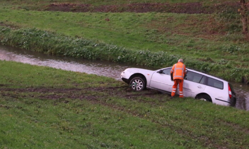 1 december Auto van de dijk het water in Maassluissedijk Vlaardingen