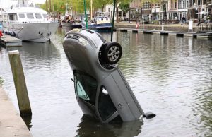 Oudere man raakt te water met auto Oosthavenkade Vlaardingen VIDEO