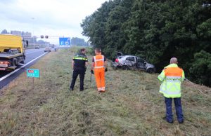 Auto schiet vanaf rijksweg de sloot in A20 Vlaardingen