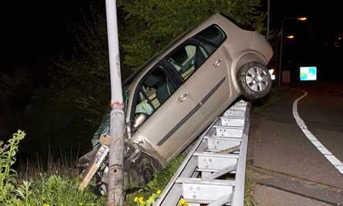 19 april Auto gelanceerd door vangrail A20 Vlaardingen