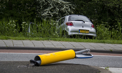 21 april Auto in de plomp door technisch mankement Vlaardingen