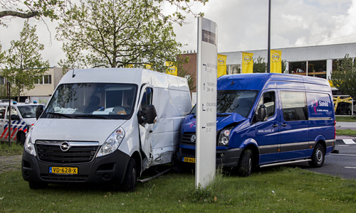 12 mei Aanrijding tussen TNT en Sandd bezorgers Schiedam
