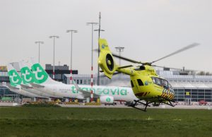 Lifeliner 5 brengt Coronapatient naar EMC Westzeedijk Rotterdam