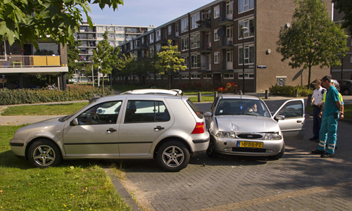 18 juli Auto rijdt tegen geparkeerde auto Schiedam