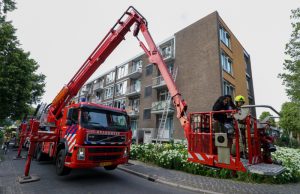 Brandweer redt meerdere personen bij woningbrand Willem Pijperstraat Schiedam