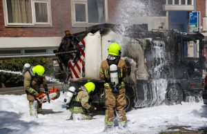 Veegwagen brandt volledig uit Brigantijnstraat Rotterdam