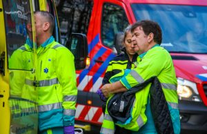 Flinke klus om patient uit huis de ambu in te krijgen Alphons Ariënsstraat Schiedam