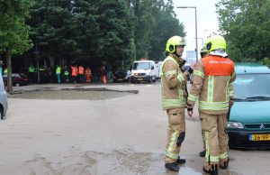 Straten onder water en gaslekkage door leidingbreuk Schielaan Rotterdam