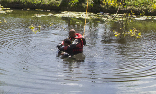 27 april Man te water op vlucht voor honden Schiedam