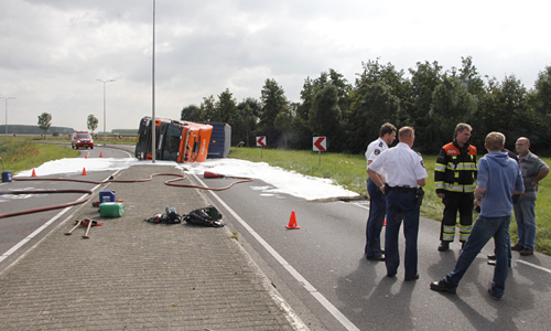 10 september Vrachtwagen met rollen papier gekanteld Middelharnis