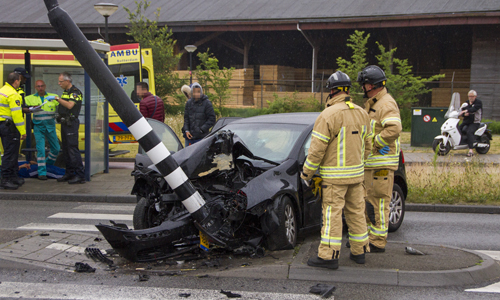 21 juni Auto knalt op paal, drie gewonden Vlaardingen