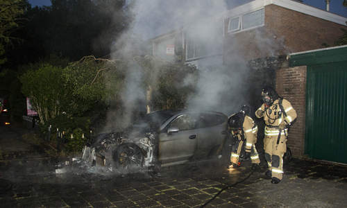 7 juli Auto tegen garage in brand Vlaardingen