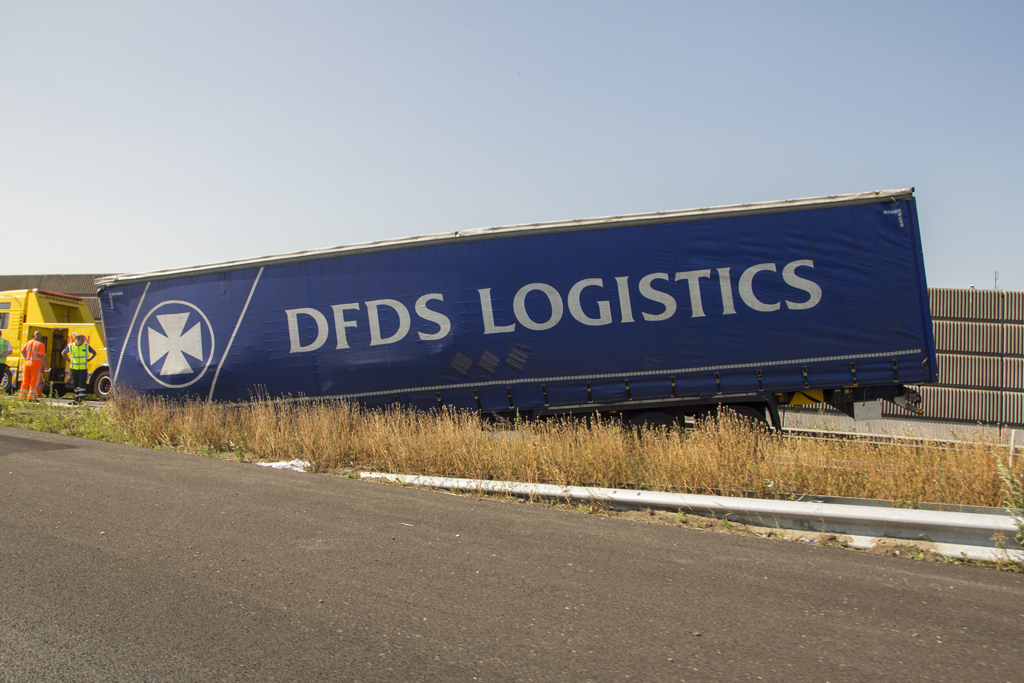 16 juli Vrachtwagentrailer schiet los op de A20