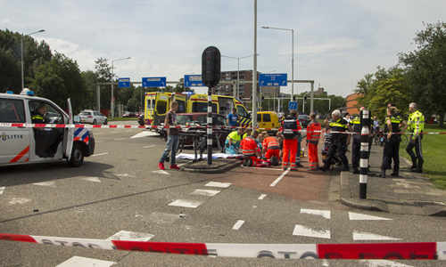 6 augustus Scooterrijders gewond na botsing met auto Rotterdam