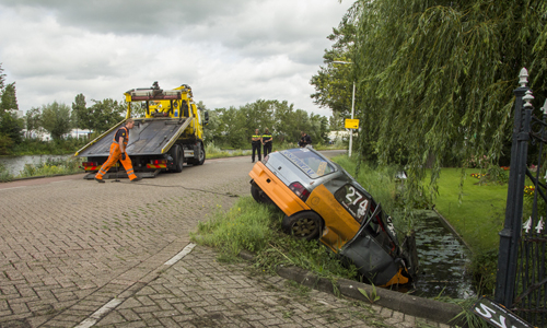 26 augustus Raceauto ondersteboven in de sloot Rotterdam