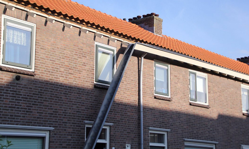 28 augustus Brandweer verwijderd afgebroken dakgoot Sumatrastraat Vlaardingen