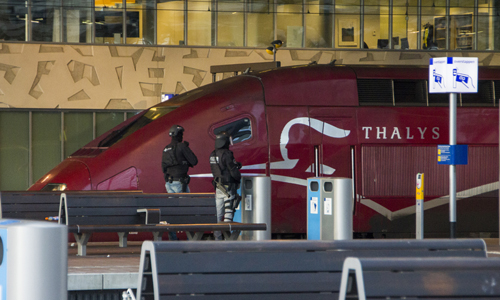 18 september Arrestatieteam haalt man uit Thalys Rotterdam