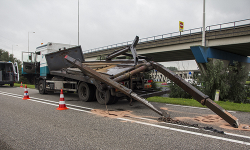 6 oktober Vrachtwagen ramt viaduct Rotterdam