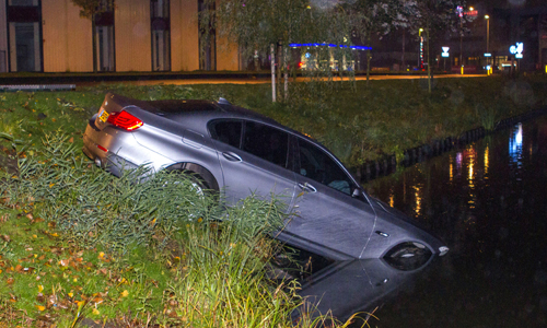 15 oktober Auto uit de bocht te water Industrieweg Rotterdam