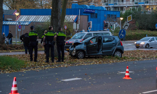 30 oktober Auto tegen boom tot stilstand Mozartlaan Schiedam