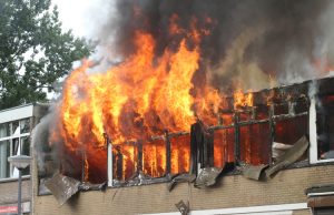 Zeer grote brand in garagebedrijf Abraham van Beyerenstraat Rotterdam