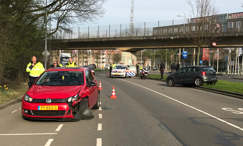 6 april Forse schade na botsing tussen auto’s Horvathweg Rotterdam