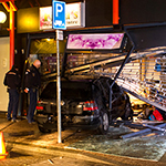Auto rijdt winkel binnen Maarschalkerwaard Rotterdam