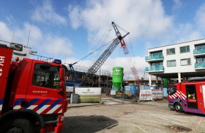 Brandweer gealarmeerd voor omgevallen kraan Claudius Civilislaan Vlaardingen