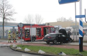 Auto botst tegen betonblokken en hek Galileistraat Rotterdam