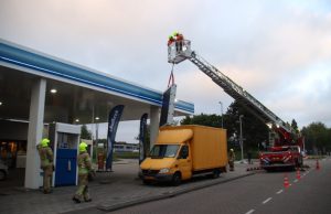 Bestelwagen rijdt tegen reclamebord tankstation Parallelstraat-Oostzijde Rotterdam