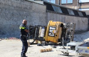 Man bekneld onder omgevallen graafmachine Van Helmontstraat Rotterdam