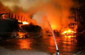 Grote uitslaande brand in woonwagen en loods Industrieweg Rotterdam