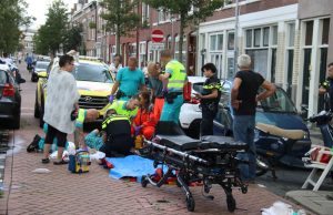 Scooterrijdster gewond na botsing met paaltje Beierlandsestraat Schiedam