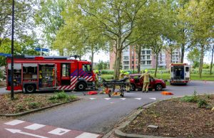 Brandweer verwijdert dak van auto Lepelaarsingel Vlaardingen