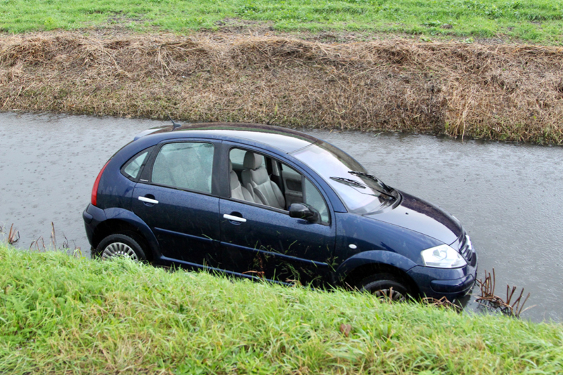 Twee auto's te water Kandelaarweg Schiedam - district8.net