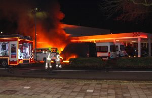 Twee taxibusjes uitgebrand op parkeerterrein Van Beethovenlaan Schiedam