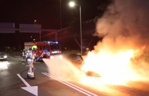 Auto voor stoplicht uitgebrand Stadhoudersweg Rotterdam