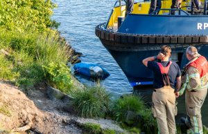 Grote zak met bananenpulp aangetroffen in het water Fortunaweg Schiedam