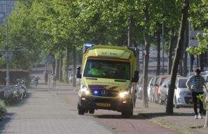 Grote inzet hulpdiensten voor onwel geworden baby Oranjeboomstraat Rotterdam