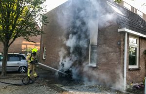 Scooter tegen gevel van woning in brand Zeisvoorde Spijkenisse