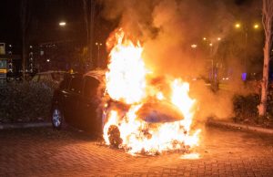 Geparkeerde auto in brand Mozartlaan Schiedam