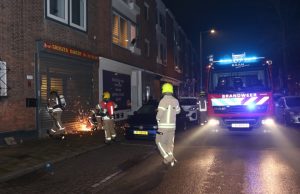 Voertuigen tegen gevel bakkerij uitgebrand Wolphaertsbocht Rotterdam