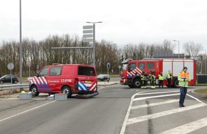 Brandweerauto zwaar beschadigd na ongeval Aveling Hoogvliet