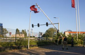 Vlaggenmast waait om richting afrit A4 Vijfsluizen – Mr. L.A. Kesperweg Vlaardingen