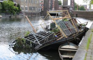 Plantenschuit maakt slagzij Nieuwe Haven Schiedam