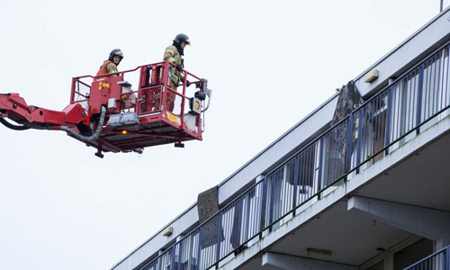 21 februari Dakplaten waaien van sloopflat Torenvalklaan Vlaardingen